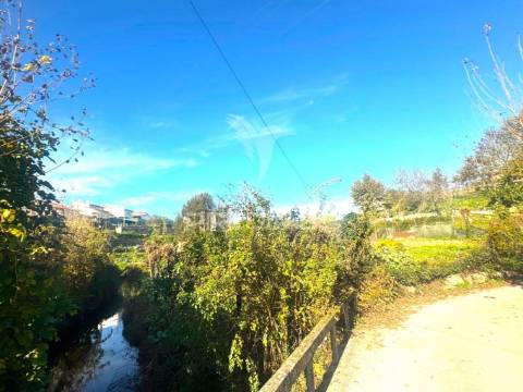 Terreno com 3 moradias para restauro