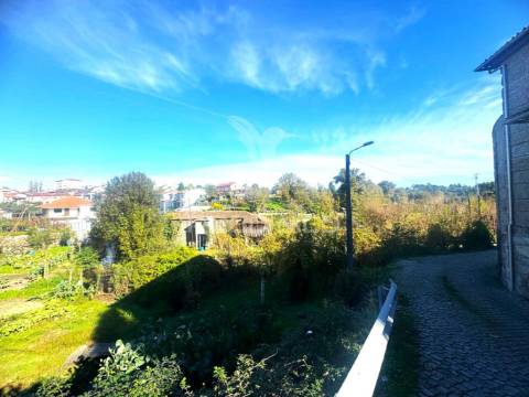 Terreno com 3 moradias para restauro