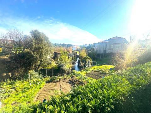 Terreno com 3 moradias para restauro