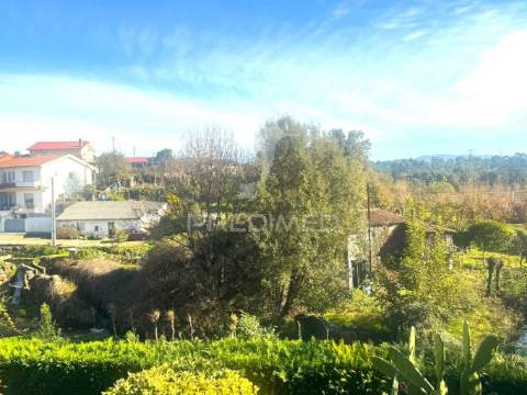 Terreno com 3 moradias para restauro