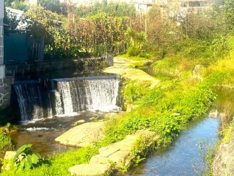 Terreno com 3 moradias para restauro