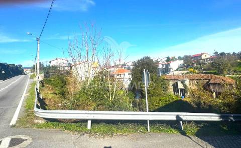 Terreno com 3 moradias para restauro