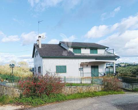 Moradia de tipologia t9, sita na freguesia de gondemaria e olival.