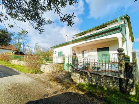 Moradia de tipologia t9, sita na freguesia de gondemaria e olival.