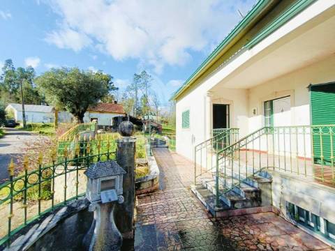 Moradia de tipologia t9, sita na freguesia de gondemaria e olival.