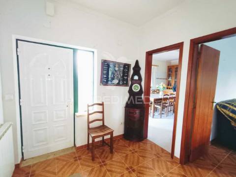 Moradia de tipologia t9, sita na freguesia de gondemaria e olival.