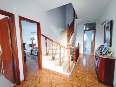 Moradia de tipologia t9, sita na freguesia de gondemaria e olival.