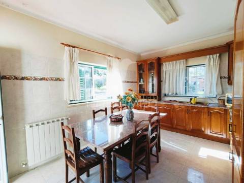 Moradia de tipologia t9, sita na freguesia de gondemaria e olival.