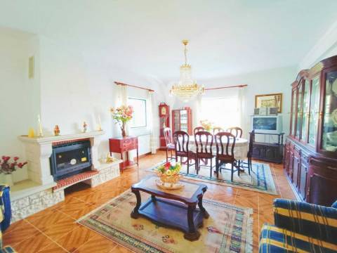 Moradia de tipologia t9, sita na freguesia de gondemaria e olival.