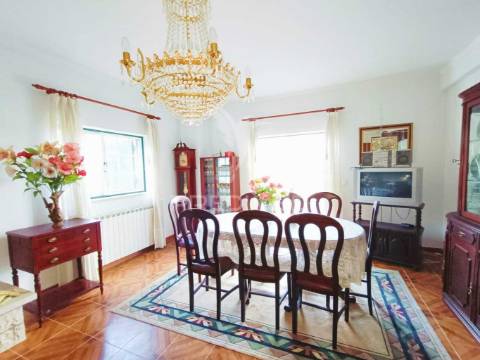 Moradia de tipologia t9, sita na freguesia de gondemaria e olival.