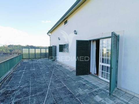 Moradia de tipologia t9, sita na freguesia de gondemaria e olival.