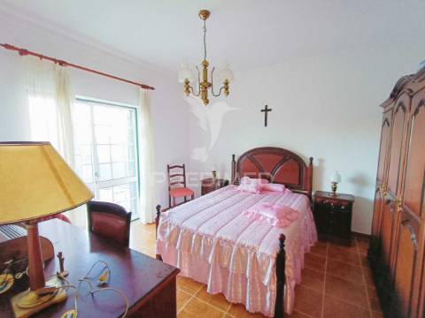 Moradia de tipologia t9, sita na freguesia de gondemaria e olival.