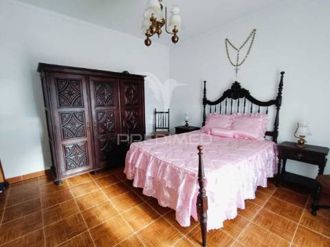 Moradia de tipologia t9, sita na freguesia de gondemaria e olival.