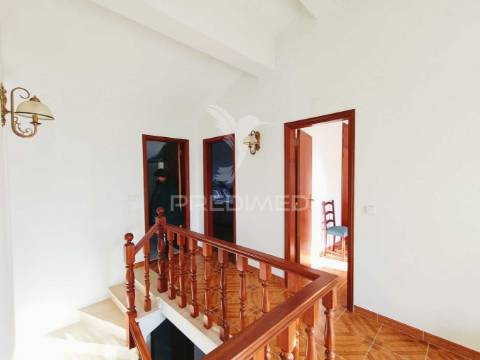 Moradia de tipologia t9, sita na freguesia de gondemaria e olival.