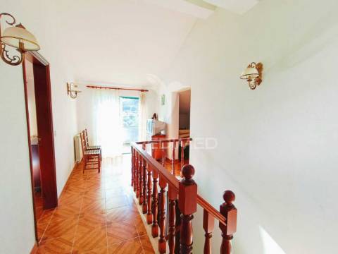 Moradia de tipologia t9, sita na freguesia de gondemaria e olival.