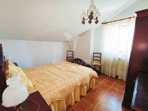 Moradia de tipologia t9, sita na freguesia de gondemaria e olival.