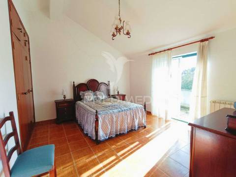 Moradia de tipologia t9, sita na freguesia de gondemaria e olival.