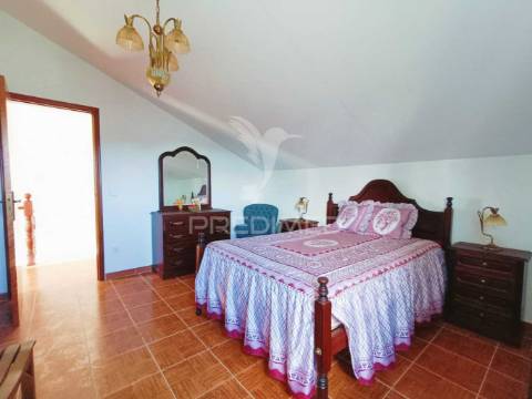 Moradia de tipologia t9, sita na freguesia de gondemaria e olival.