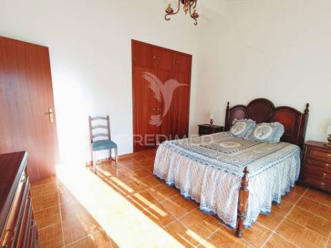 Moradia de tipologia t9, sita na freguesia de gondemaria e olival.