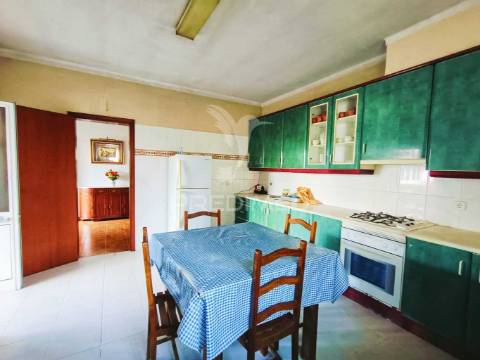 Moradia de tipologia t9, sita na freguesia de gondemaria e olival.