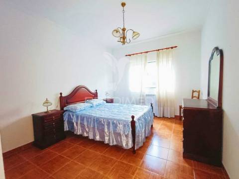 Moradia de tipologia t9, sita na freguesia de gondemaria e olival.