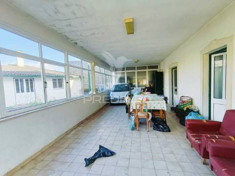 Moradia de tipologia t9, sita na freguesia de gondemaria e olival.