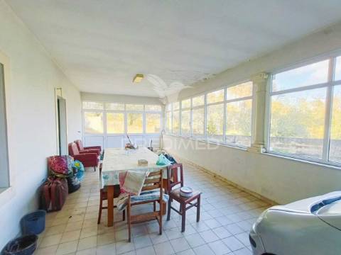 Moradia de tipologia t9, sita na freguesia de gondemaria e olival.