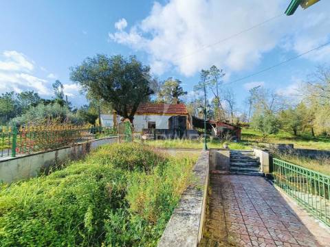 Moradia de tipologia t9, sita na freguesia de gondemaria e olival.