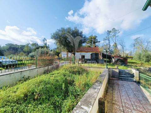 Moradia de tipologia t9, sita na freguesia de gondemaria e olival.