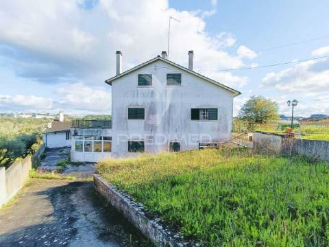 Moradia de tipologia t9, sita na freguesia de gondemaria e olival.