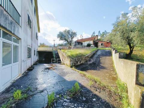 Moradia de tipologia t9, sita na freguesia de gondemaria e olival.