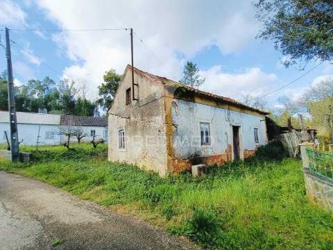 Moradia de tipologia t9, sita na freguesia de gondemaria e olival.