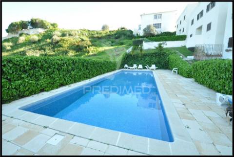 Condomínio com piscina perto da praia e da marina