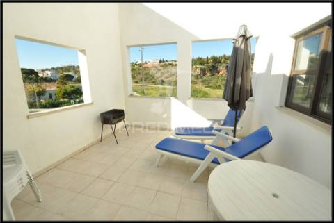 Condomínio com piscina perto da praia e da marina