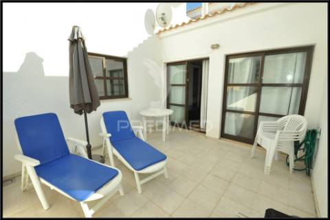 Condomínio com piscina perto da praia e da marina