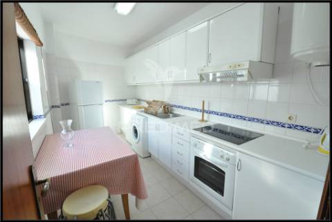 Condomínio com piscina perto da praia e da marina