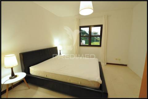 Condomínio com piscina perto da praia e da marina