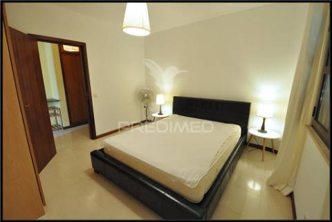 Condomínio com piscina perto da praia e da marina