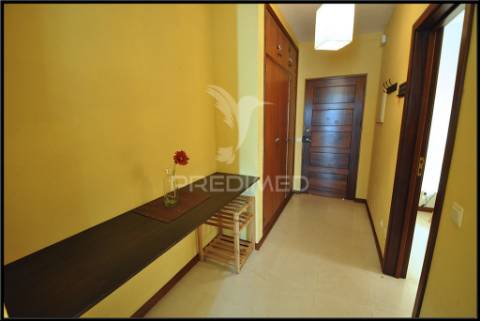 Condomínio com piscina perto da praia e da marina