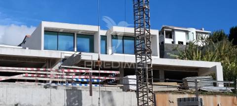 Moradia 3 suítes piscina e localização privilegiada!