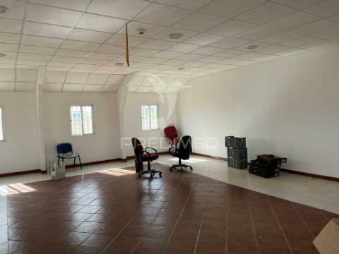 Armazém e terreno de 8.140 m² em alenquer (casais novos)