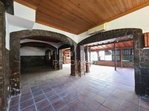 Moradia t3 + restaurante, próximo de caldas da rainha e salir do porto