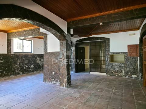 Moradia t3 + restaurante, próximo de caldas da rainha e salir do porto