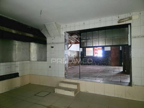 Moradia t3 + restaurante, próximo de caldas da rainha e salir do porto