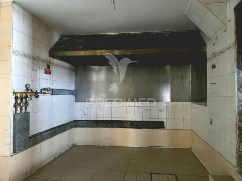 Moradia t3 + restaurante, próximo de caldas da rainha e salir do porto