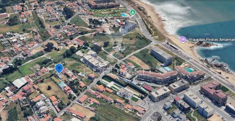 Moradia para reabilitar na praia de lavadores