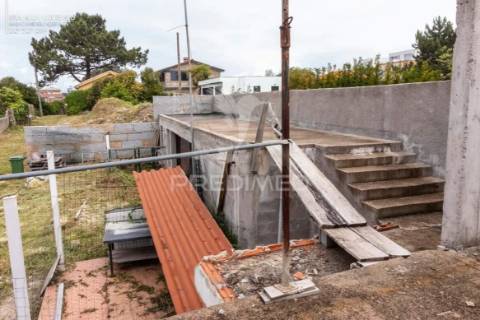 Moradia para reabilitar na praia de lavadores