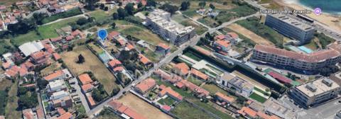 Moradia para reabilitar na praia de lavadores