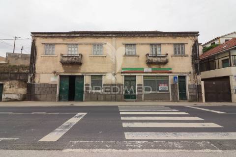 Prédio com 2 apartamentos e área de armazém em alenquer