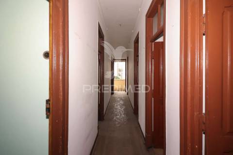 Prédio com 2 apartamentos e área de armazém em alenquer